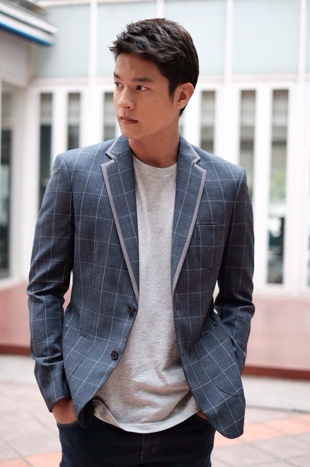 BLAZER WINDOWPANE: ฉีกกฏความจำเจ เติมความหล่อเข้มรับลมอุ่นสไตส์ชิลล์ๆ กับนักแสดงหนุ่มรอยยิ้มมหาเสน่ห์ 3 blazer windowpane men navy blue by dgrie dgrie 1