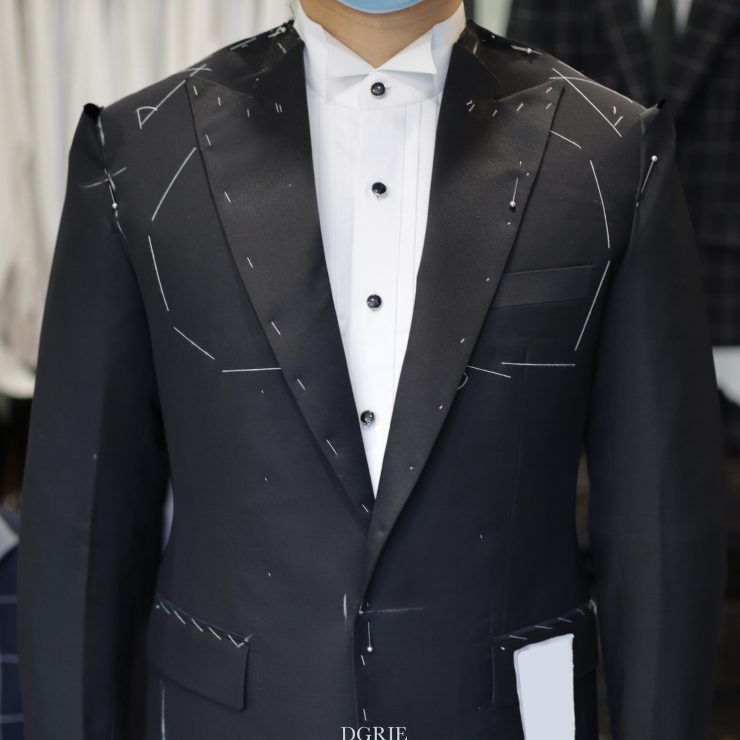 Fitting Wedding Suits: ตัดสูทแต่งงาน สูททักซิโด้ และ สูทสีเทา 10 fitting wedding suits dgrie