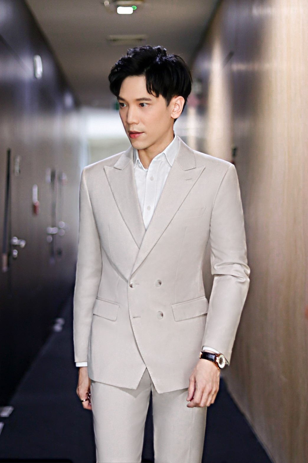 beige double breasted wide peak lapel suit dgrie 2