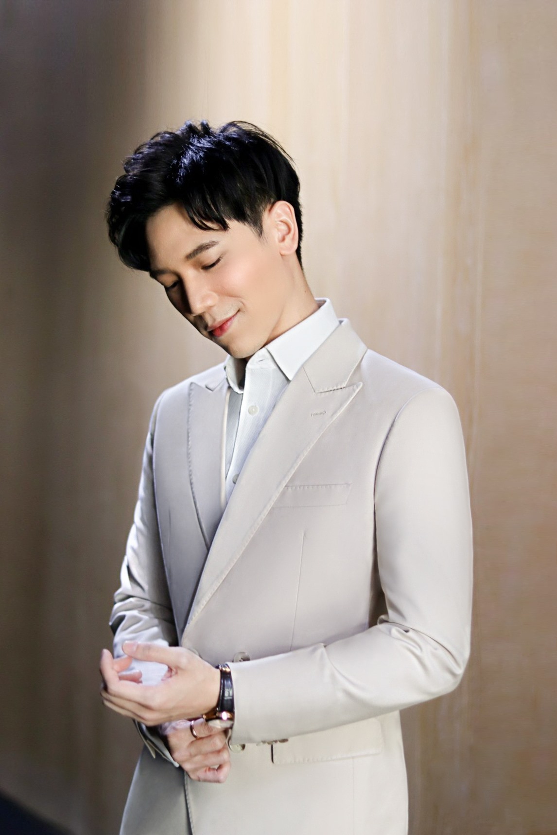 beige double breasted wide peak lapel suit dgrie