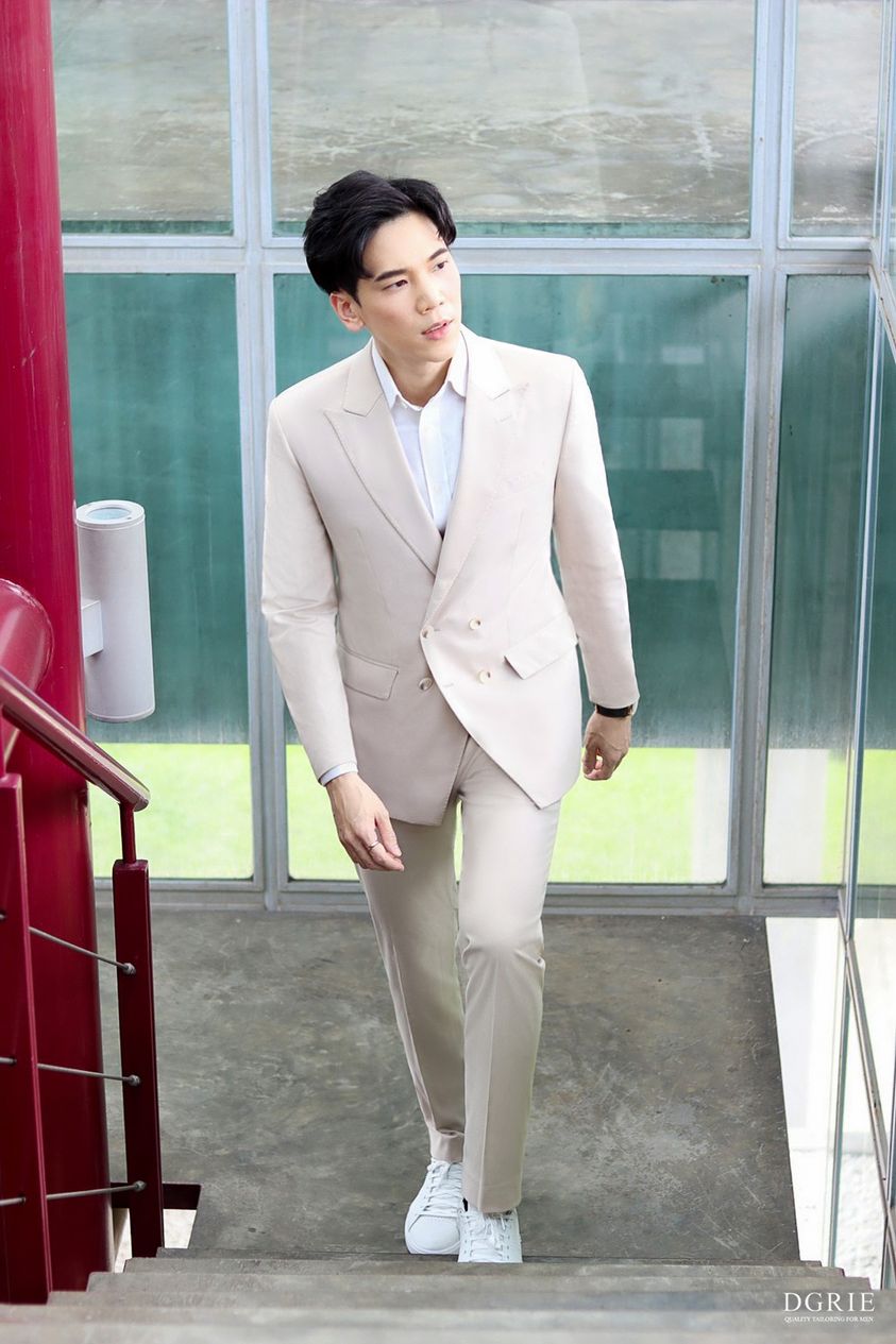 beige double breasted wide peak lapel suit 2 dgrie 1