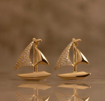 เข็มกลัดเรือใบเพชร สีทอง DGRIE - Golden Sailboat Sparkle Brooch