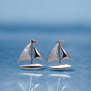 เข็มกลัดเรือใบเพชร DGRIE - Silver Sailboat Sparkle Brooch