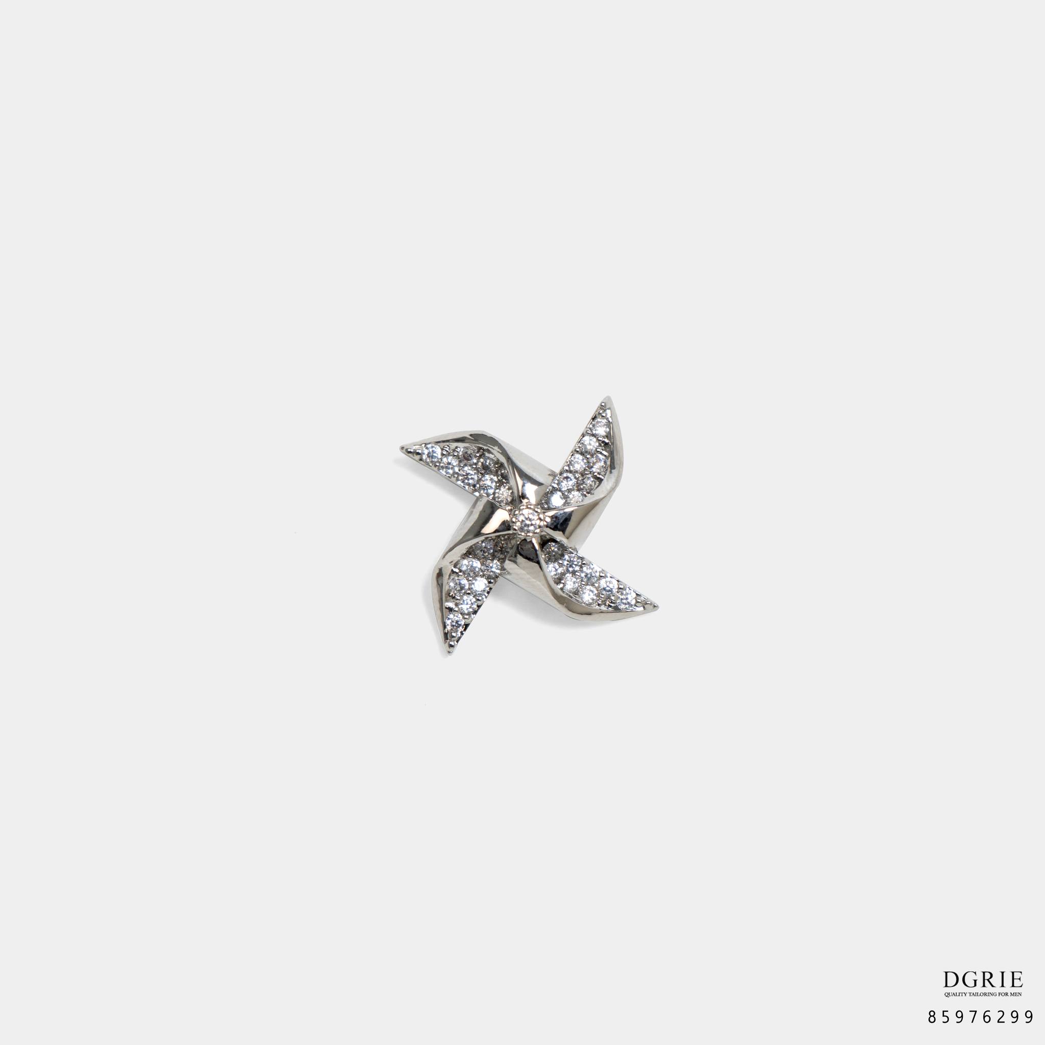 เข็มกลัดติดปกสูท กังหันลมสีทองสี่แฉก Silver Wind Turbine Sparkle Brooch