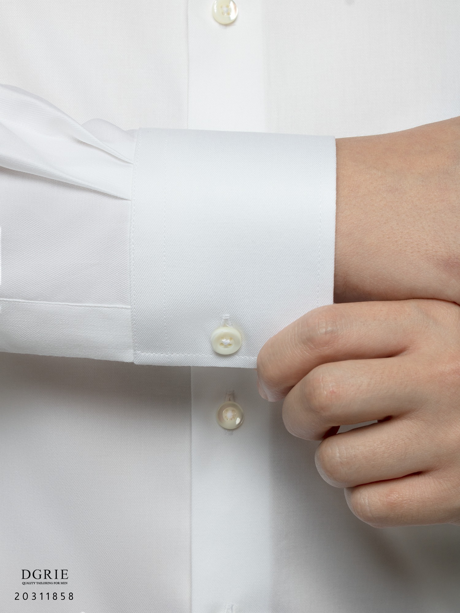 เสื้อเชิ้ตสีขาว ผ้าคอตตอล รุ่นพรีเมี่ยม Exclusive Cotton White Spread Collar Shirt