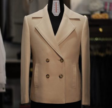 ตัดโค้ท กันหนาวสีครีม DGRIE BEIGE MINIMAL SHORT OVERCOAT