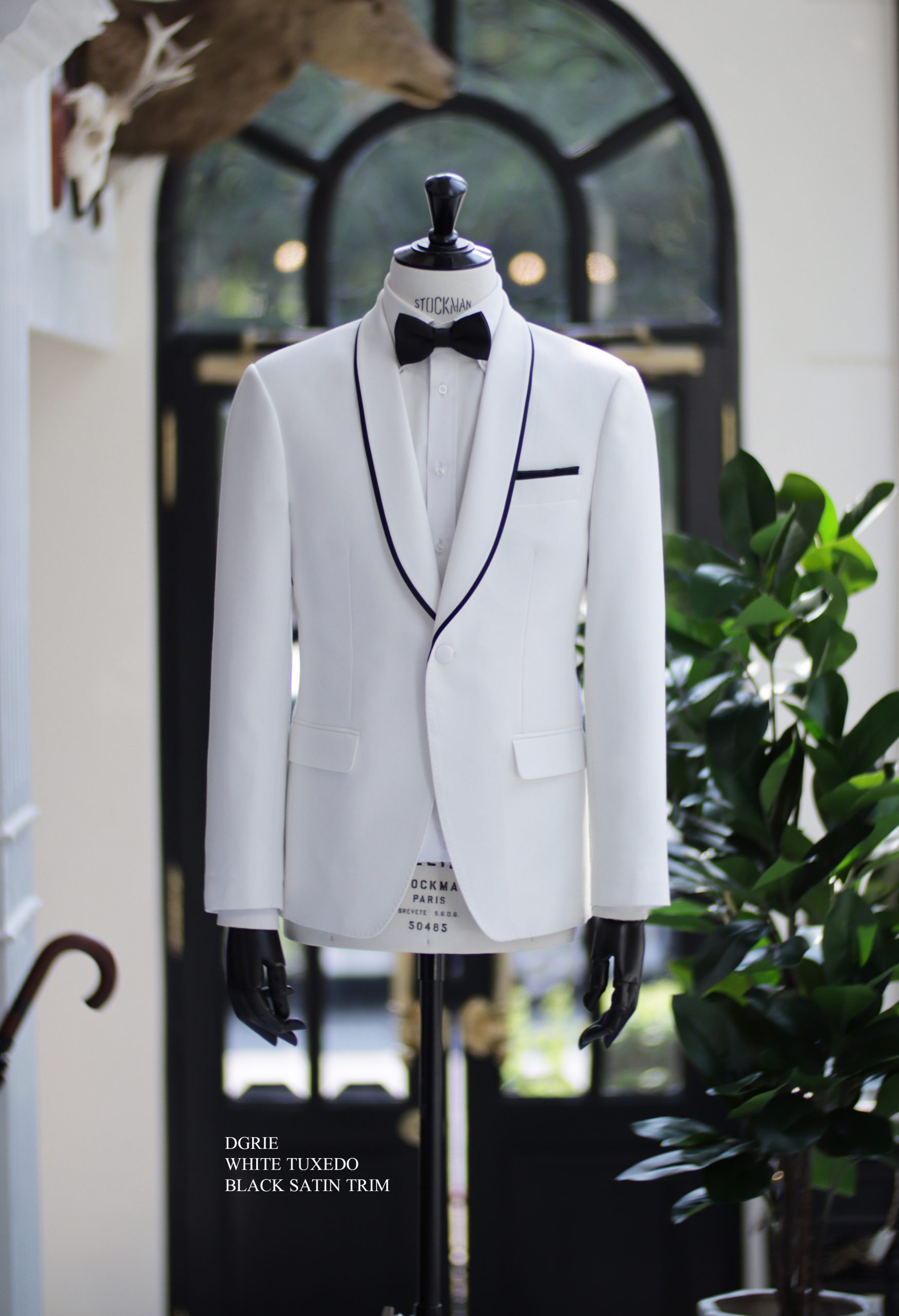 ตัดสูทแต่งงานสีขาว White Shawl Lapel Black Satin Trim Tuxedo