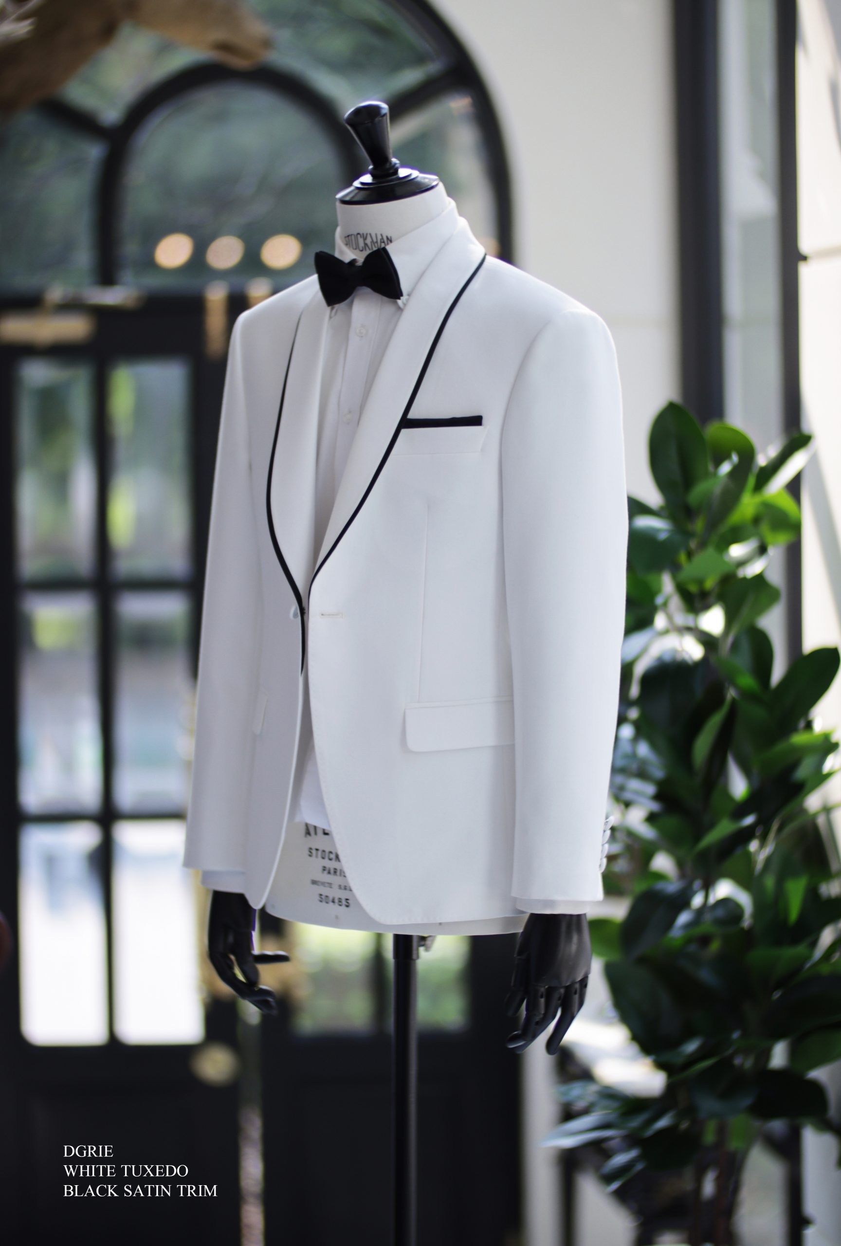 ตัดสูทแต่งงานสีขาว White Shawl Lapel Black Satin Trim Tuxedo