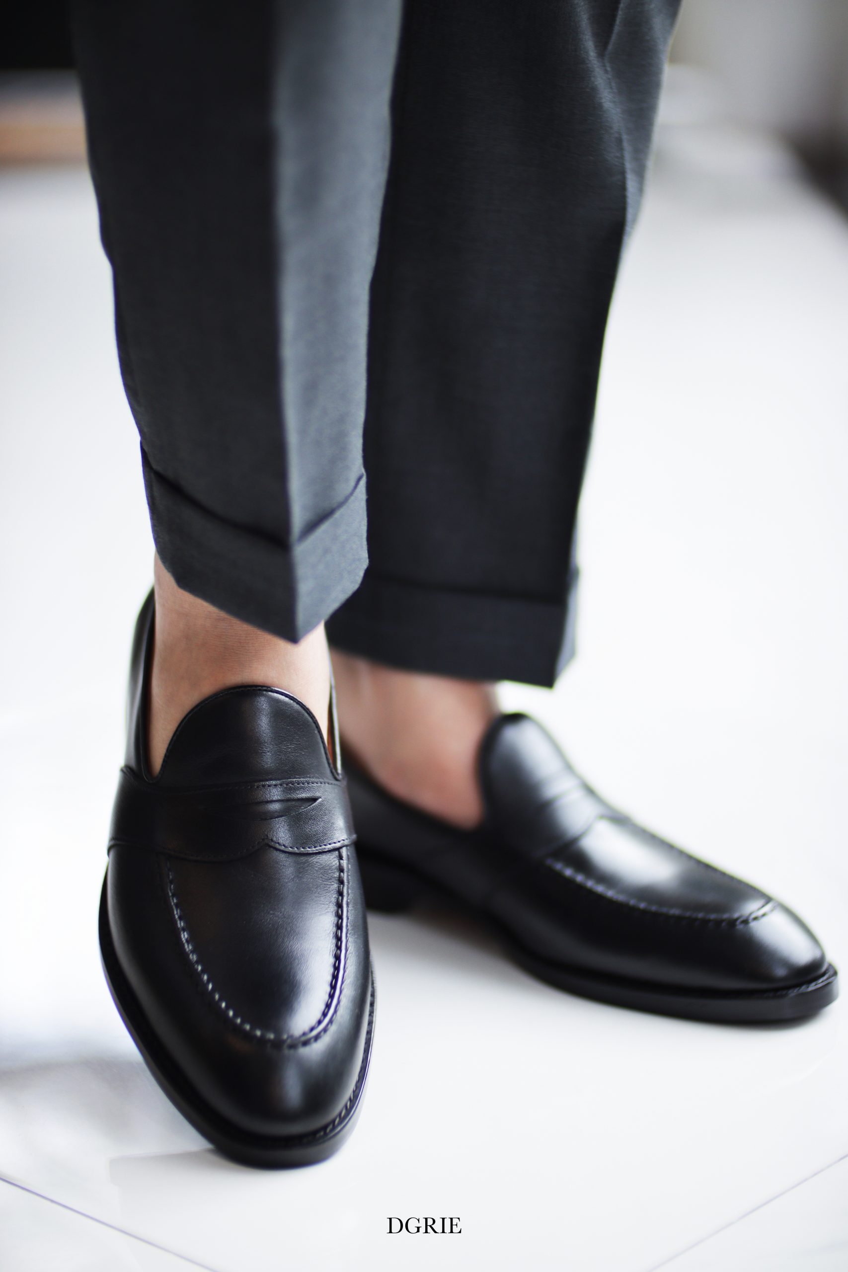 รองเท้าหนัง DGRIE Black Full Strap Penny loafer by DGRIE .
