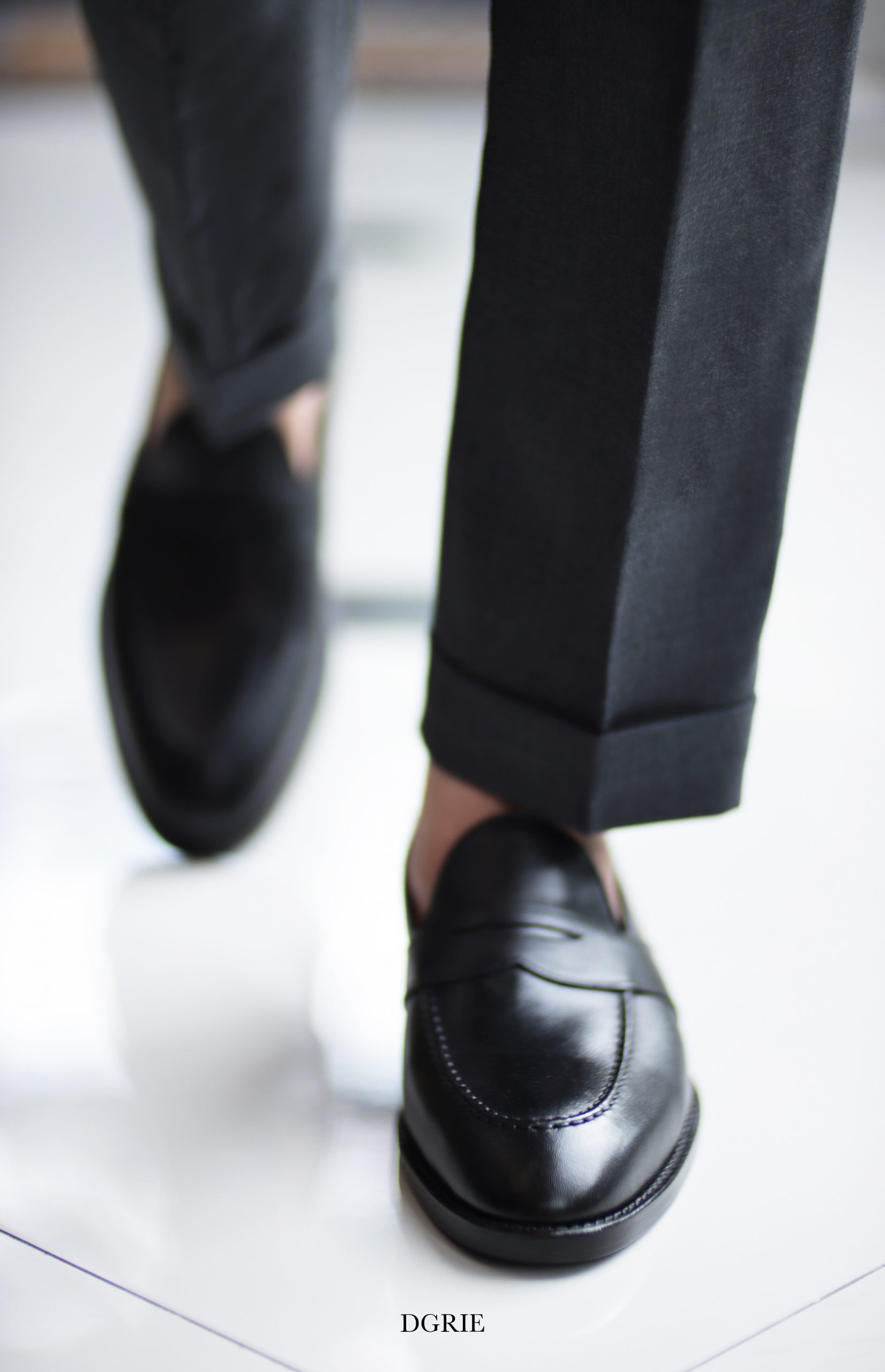 รองเท้าหนัง DGRIE Black Full Strap Penny loafer by DGRIE .