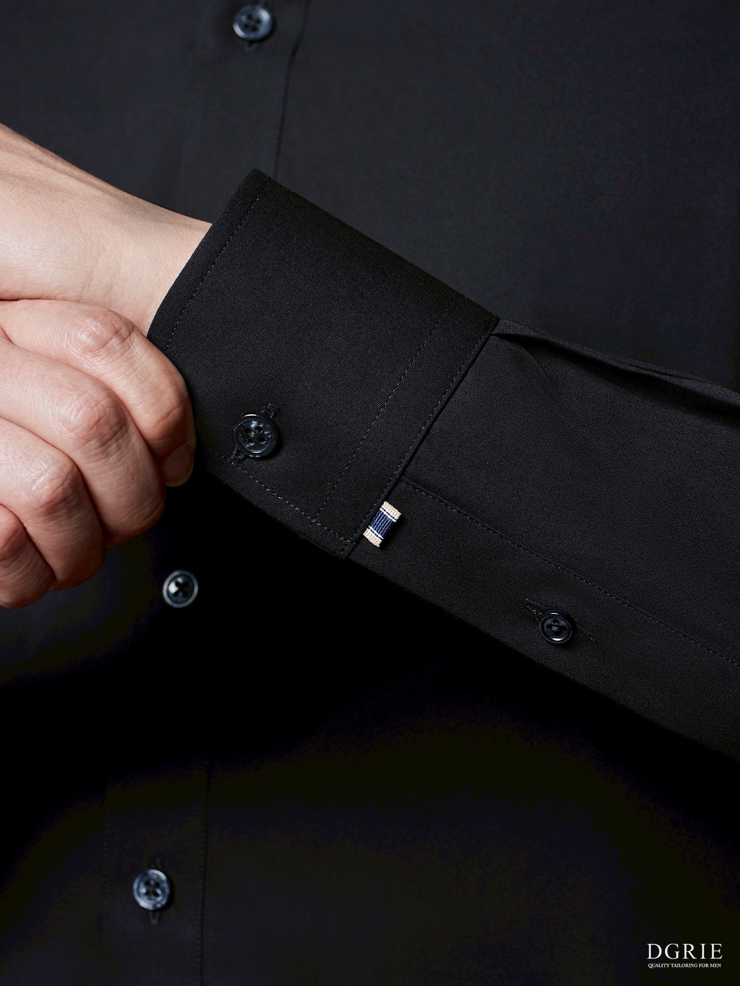 เสื้อเชิ้ตสีดำ Pure black wrinkle-free classic button-down shirt