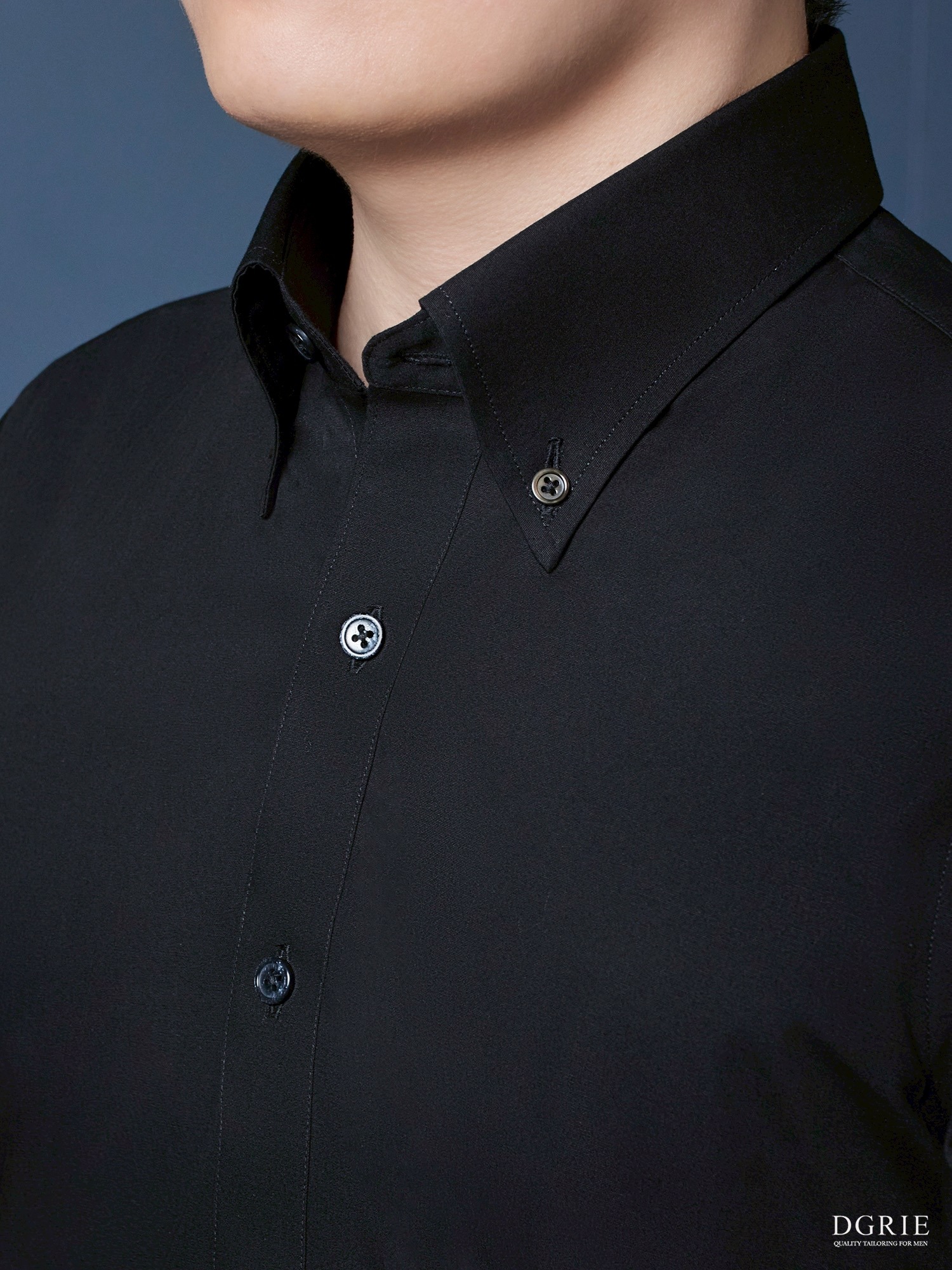เสื้อเชิ้ตสีดำ Pure black wrinkle-free classic button-down shirt