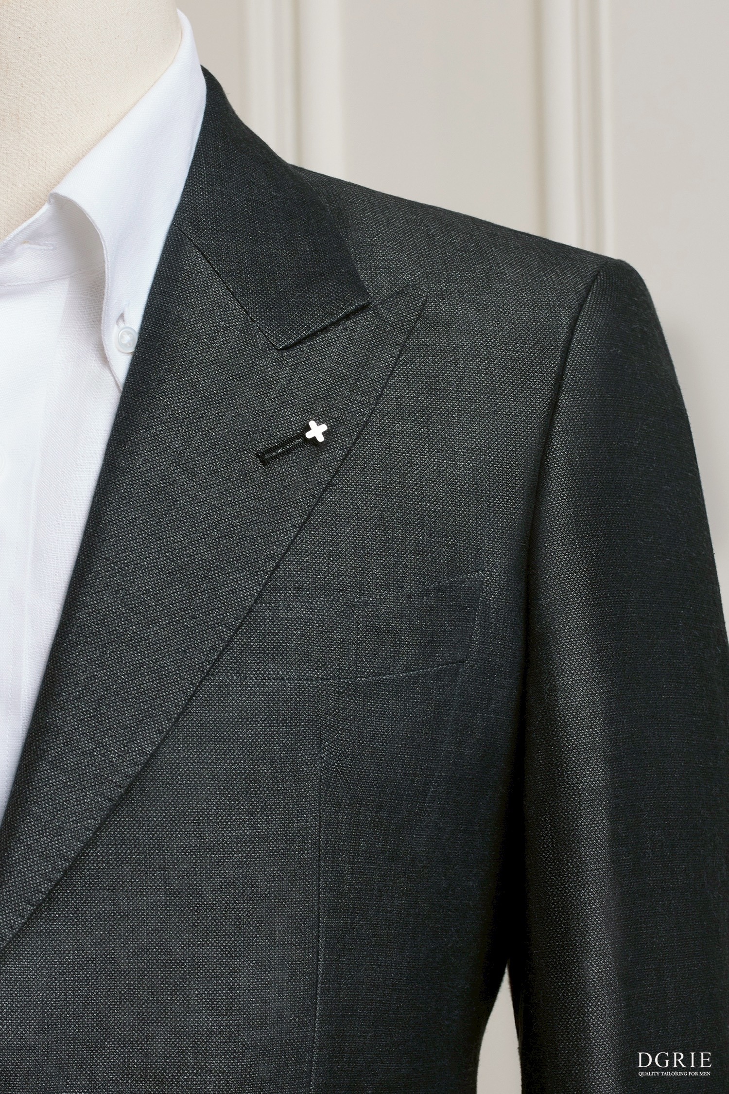 เสื้อสูท Dark Grey Wool&Silk Peak Lapel X Silver Pin Jacket