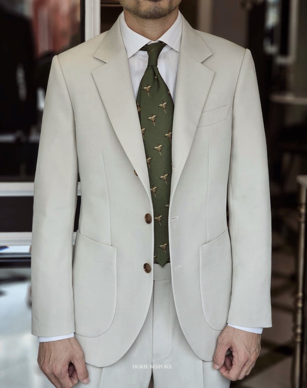 ตัดสูทสีขาวครีม สไตล์ลำลอง DGRIE Ivory White Wool Italy Suits