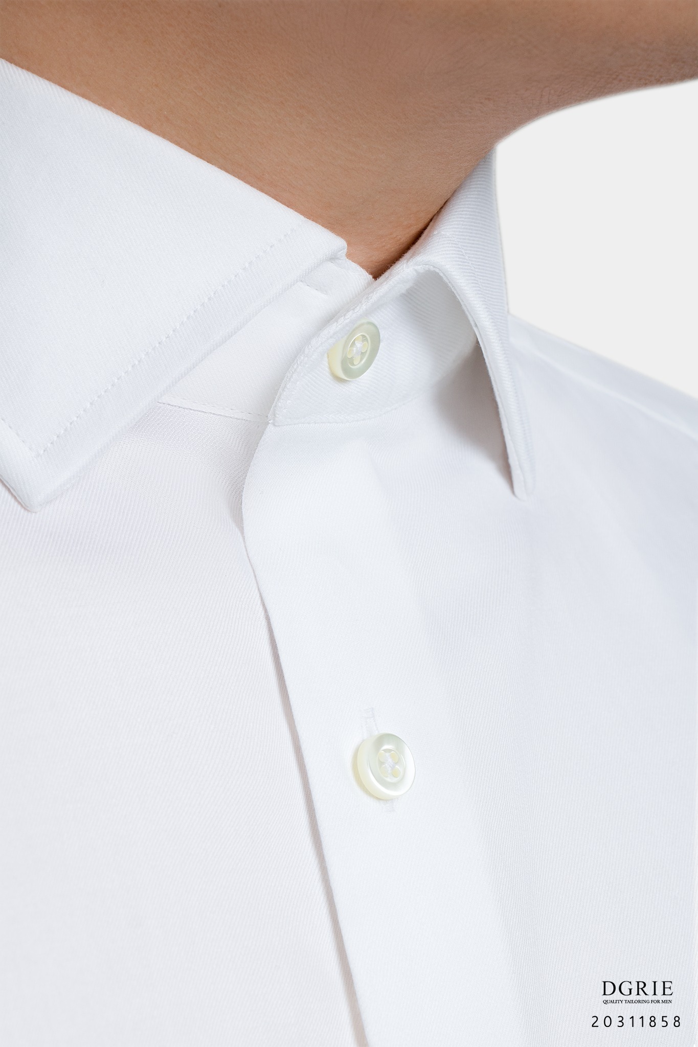 เสื้อเชิ้ตสีขาว ผ้าคอตตอล รุ่นพรีเมี่ยม Exclusive Cotton White Spread Collar Shirt