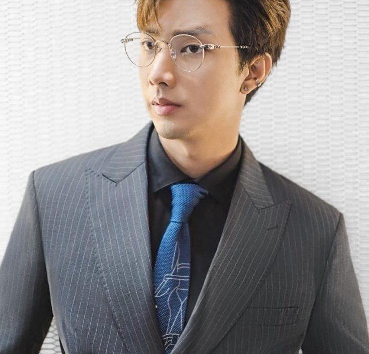 DGRIE Spotlight: กรณ์ ศิริสรณ์ Dark Gray Double Breasted Suit 18 DGRIE Spotlight: กรณ์ ศิริสรณ์ Dark Gray Double Breasted Suit