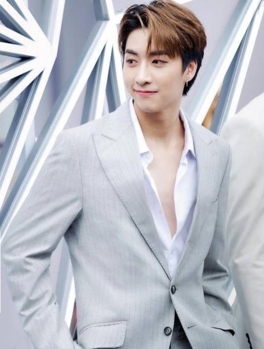 DGRIE Spotlight : จั๋ง - วิกร Light Grey Pinstripe Suit