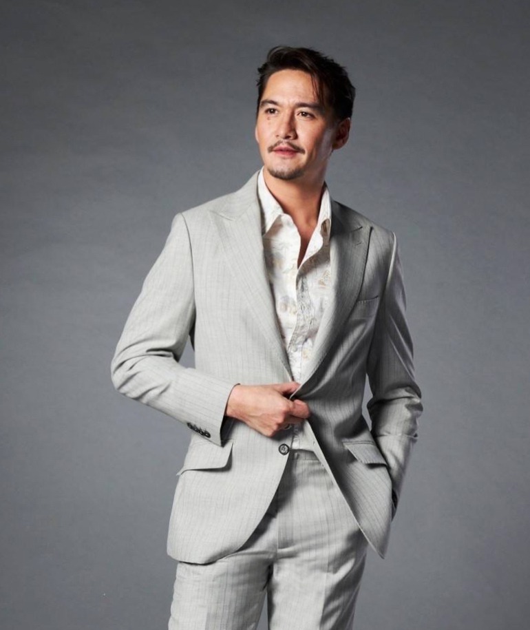 เกมรักทรยศ อนันดา ในบทบาท อธิน Light Grey Sport Stripe Suit