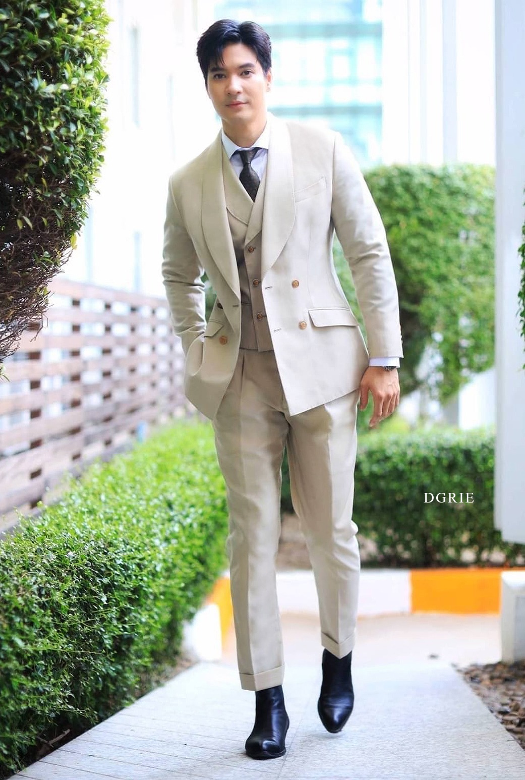 DGRIE Spotlight เสื้อสูท Mike Pattarade Beige Wool 3 Piece Suits
