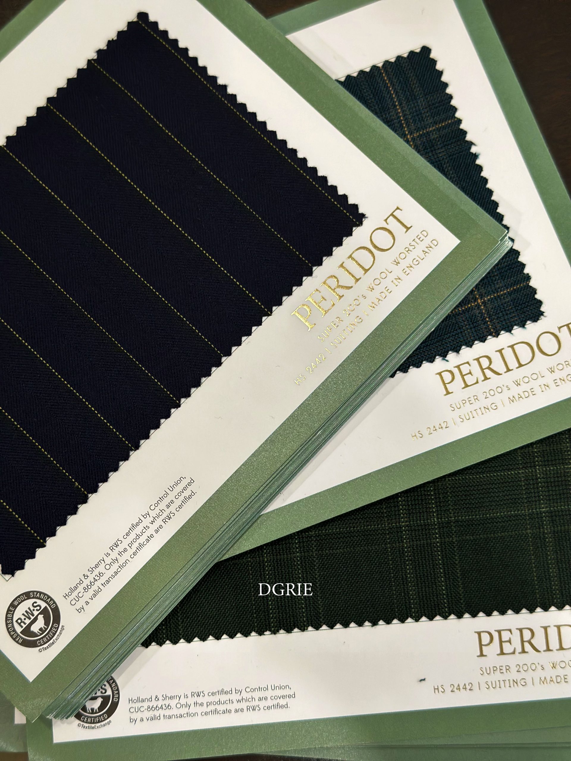 Holland & Sherry คอลเลกชัน Peridot เนื้อผ้าผสมทองคำ 22ct