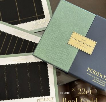Holland & Sherry คอลเลกชัน Peridot เนื้อผ้าผสมทองคำ 22ct