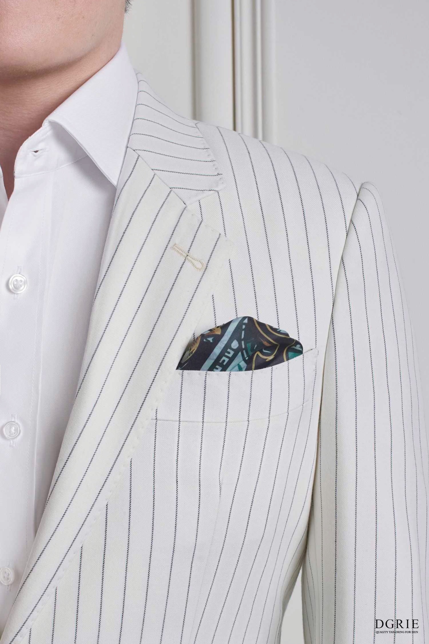 สูทลายทาง DGRIE Porcelain White Pinstripe Notch Lapel Blazer