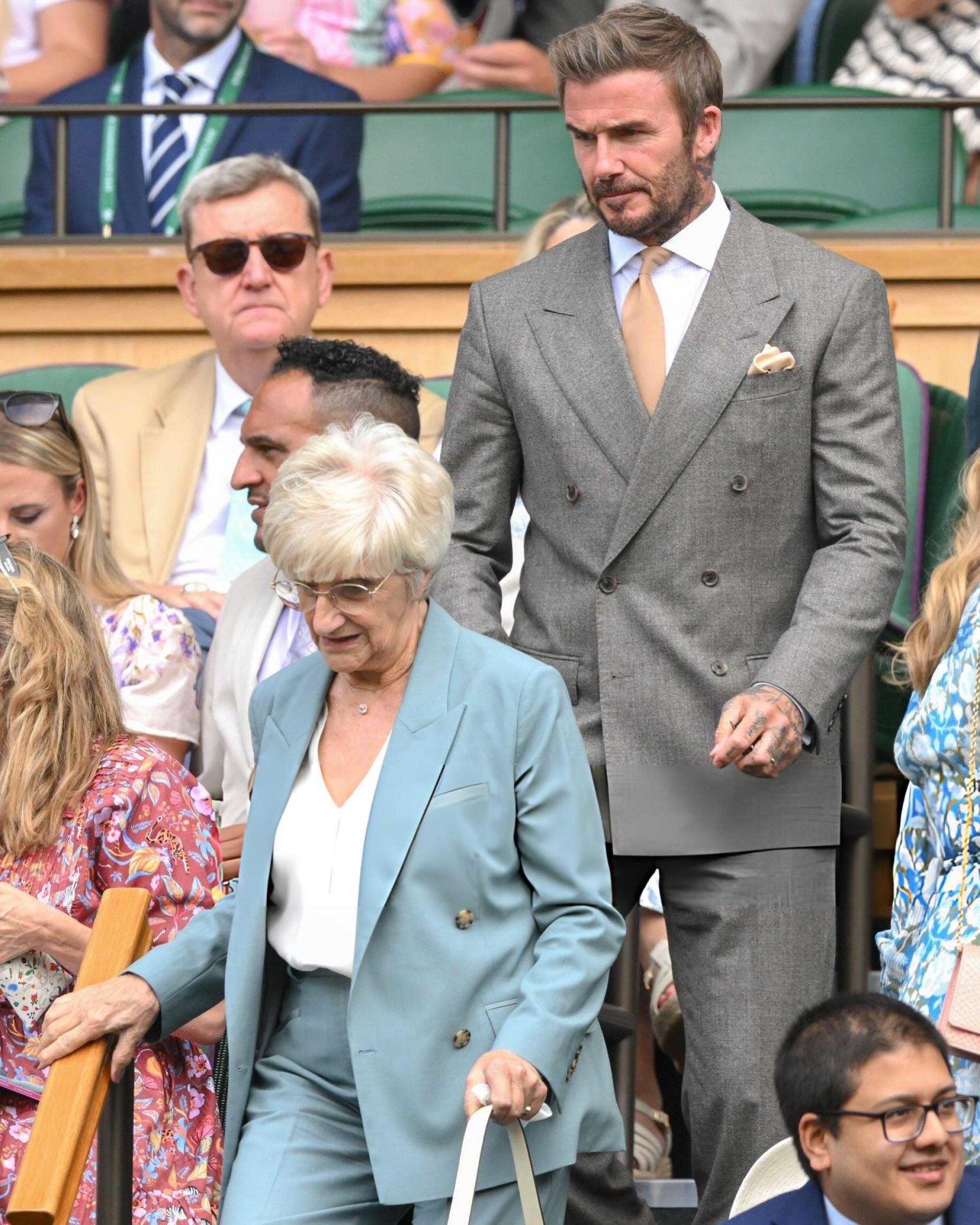 ซูมลุคหยุดโลก! David Beckham ทวงบัลลังก์เจ้าพ่อแฟชั่น แย่งสปอตไลท์กลางสนาม Wimbledon 2026 3 ซูมลุคหยุดโลก! David Beckham ทวงบัลลังก์เจ้าพ่อแฟชั่น แย่งสปอตไลท์กลางสนาม Wimbledon 2026