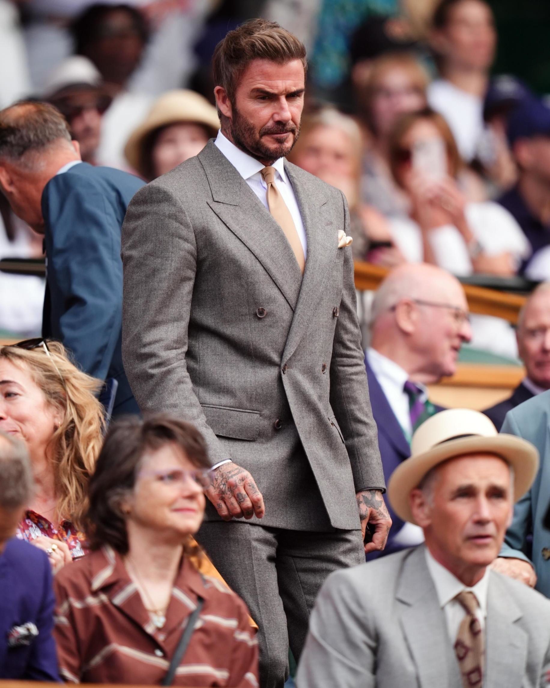 ซูมลุคหยุดโลก! David Beckham ทวงบัลลังก์เจ้าพ่อแฟชั่น แย่งสปอตไลท์กลางสนาม Wimbledon 2026 4 ซูมลุคหยุดโลก! David Beckham ทวงบัลลังก์เจ้าพ่อแฟชั่น แย่งสปอตไลท์กลางสนาม Wimbledon 2026
