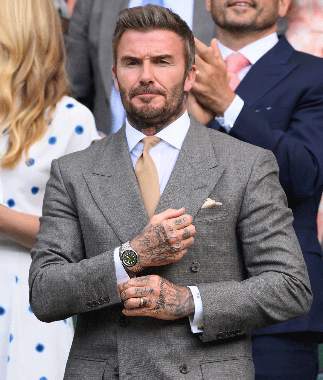 ซูมลุคหยุดโลก! David Beckham ทวงบัลลังก์เจ้าพ่อแฟชั่น แย่งสปอตไลท์กลางสนาม Wimbledon 2026 6 ซูมลุคหยุดโลก! David Beckham ทวงบัลลังก์เจ้าพ่อแฟชั่น แย่งสปอตไลท์กลางสนาม Wimbledon 2026