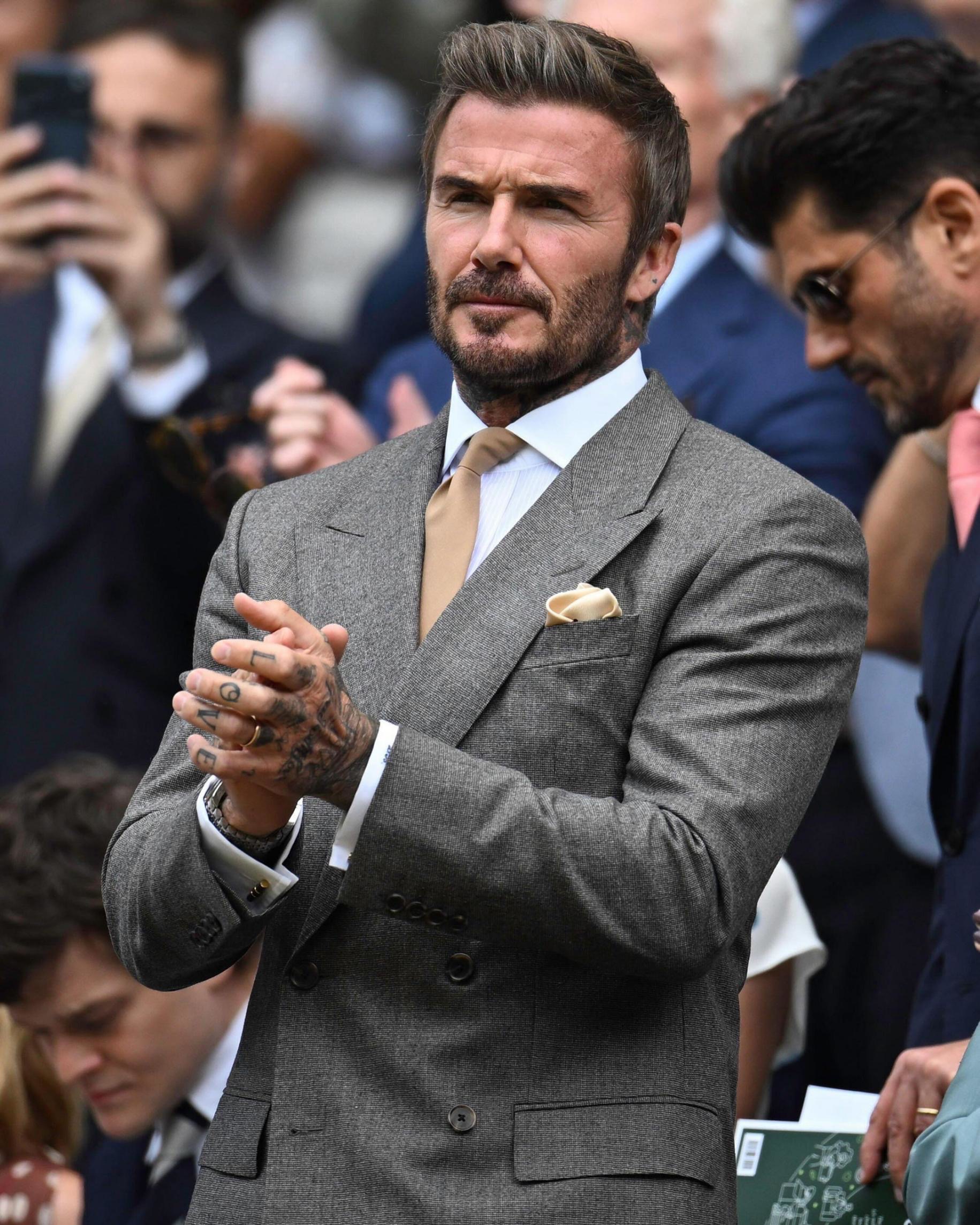 ซูมลุคหยุดโลก! David Beckham ทวงบัลลังก์เจ้าพ่อแฟชั่น แย่งสปอตไลท์กลางสนาม Wimbledon 2026 2 ซูมลุคหยุดโลก! David Beckham ทวงบัลลังก์เจ้าพ่อแฟชั่น แย่งสปอตไลท์กลางสนาม Wimbledon 2026