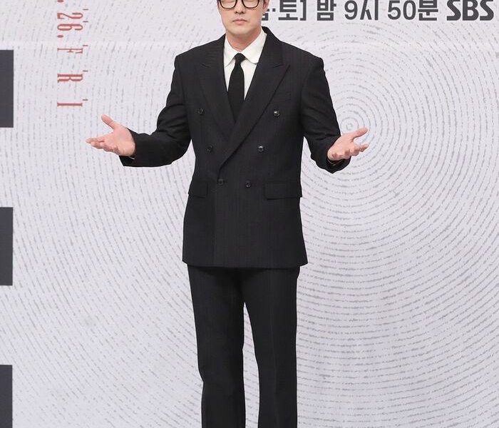 "K-Dad" สวมสูท Double-Breasted: นิยามใหม่ของความเท่ที่อันตรายกว่าเดิม! 57 "K-Dad" สวมสูท Double-Breasted: นิยามใหม่ของความเท่ที่อันตรายกว่าเดิม!