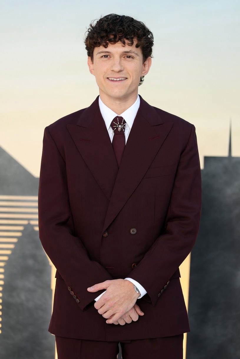 Check out Tom Holland's scene-stealing burgundy suit and Spider Brooch! 5 Check out Tom Holland's scene-stealing burgundy suit and Spider Brooch!
