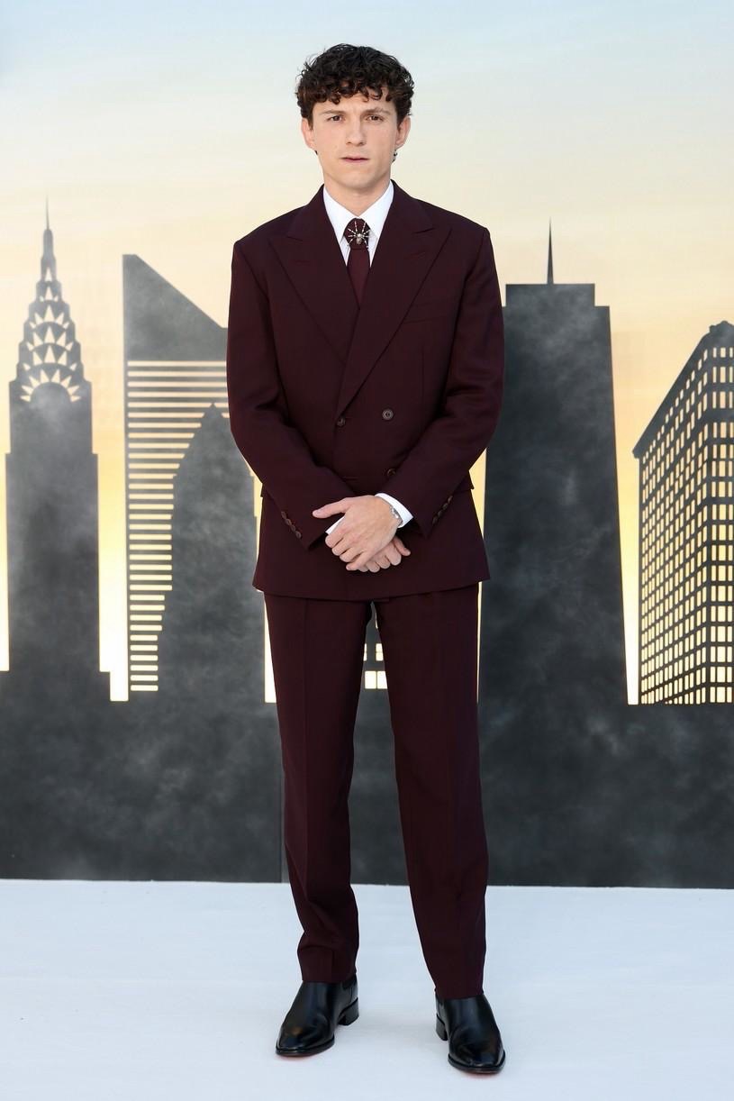 Check out Tom Holland's scene-stealing burgundy suit and Spider Brooch! 6 Check out Tom Holland's scene-stealing burgundy suit and Spider Brooch!