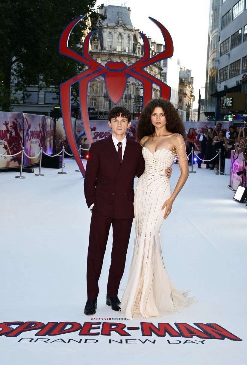 Check out Tom Holland's scene-stealing burgundy suit and Spider Brooch! 7 Check out Tom Holland's scene-stealing burgundy suit and Spider Brooch!