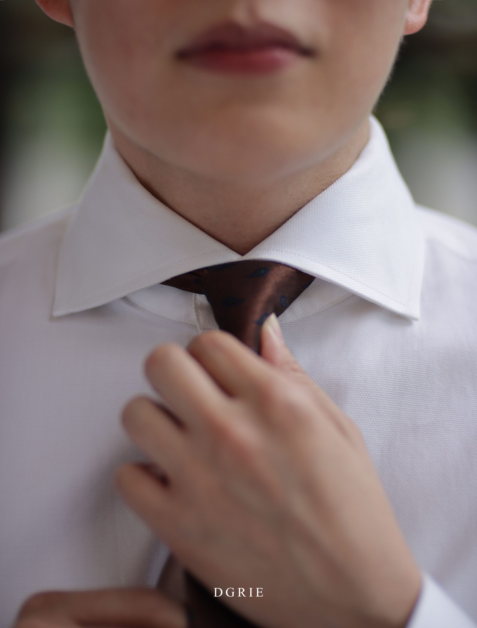 เสื้อเชิ้ต DGRIE White Textured Cutaway Shirt
