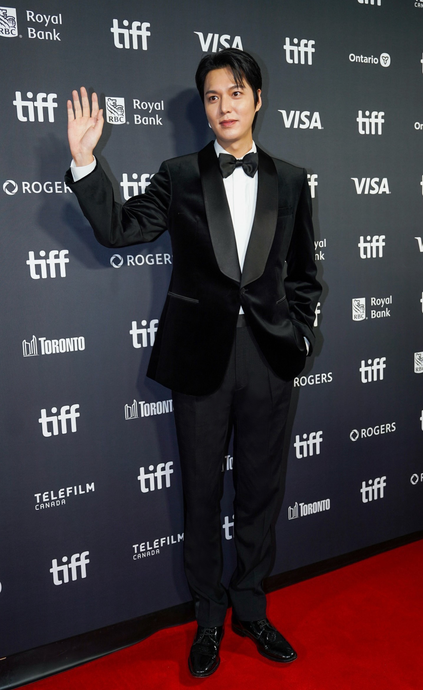 Lee Min Ho - Velvet tuxedo กับทักซิโด้กำมะหยี่ ทำไมสปอร์ตไลท์ยิ่งส่องยิ่งดูหรู? 4 Lee Min Ho - Velvet tuxedo กับทักซิโด้กำมะหยี่ ทำไมสปอร์ตไลท์ยิ่งส่องยิ่งดูหรู?