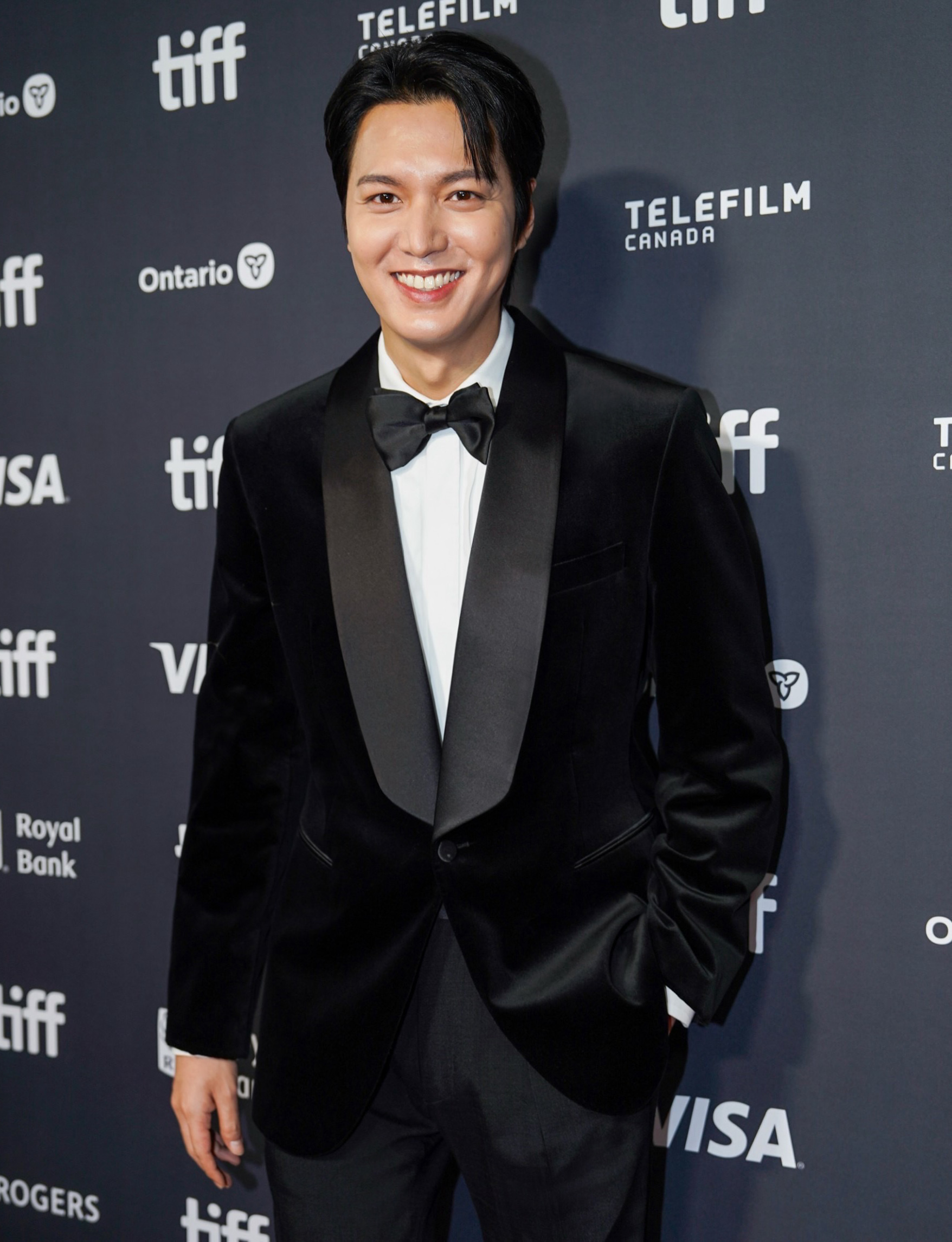 Lee Min Ho - Velvet tuxedo กับทักซิโด้กำมะหยี่ ทำไมสปอร์ตไลท์ยิ่งส่องยิ่งดูหรู? 5 Lee Min Ho - Velvet tuxedo กับทักซิโด้กำมะหยี่ ทำไมสปอร์ตไลท์ยิ่งส่องยิ่งดูหรู?
