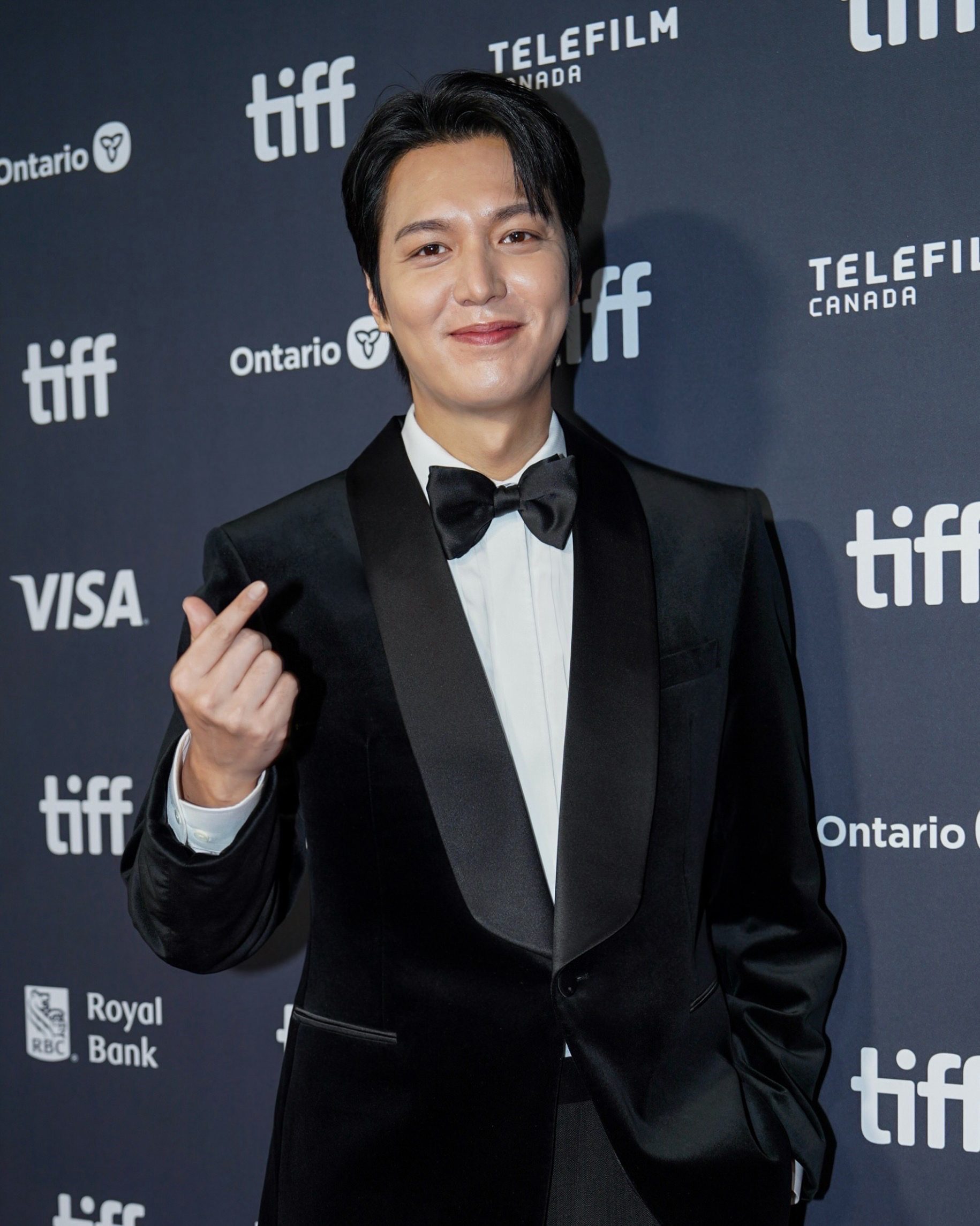 Lee Min Ho - Velvet tuxedo กับทักซิโด้กำมะหยี่ ทำไมสปอร์ตไลท์ยิ่งส่องยิ่งดูหรู? 3 Lee Min Ho - Velvet tuxedo กับทักซิโด้กำมะหยี่ ทำไมสปอร์ตไลท์ยิ่งส่องยิ่งดูหรู?