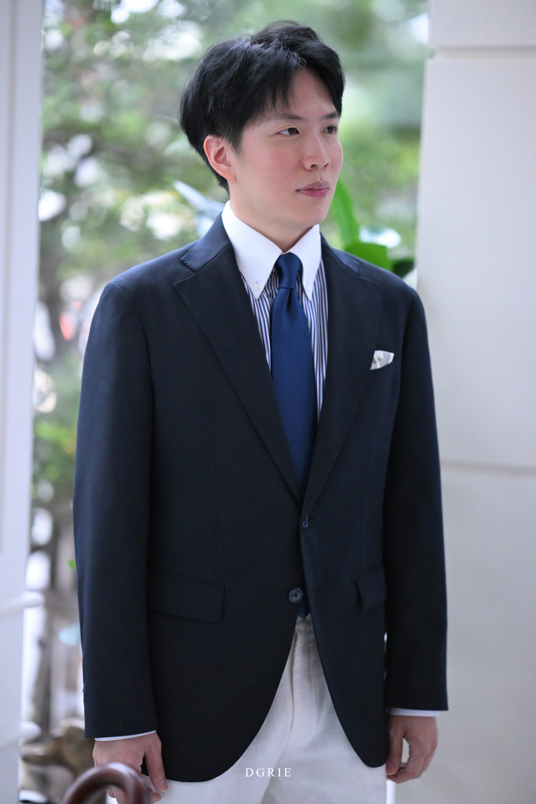 การสวมเสื้อเชิ้ต The Button-Down Collar: Fastened vs. Unfastened 4 การสวมเสื้อเชิ้ต The Button-Down Collar: Fastened vs. Unfastened