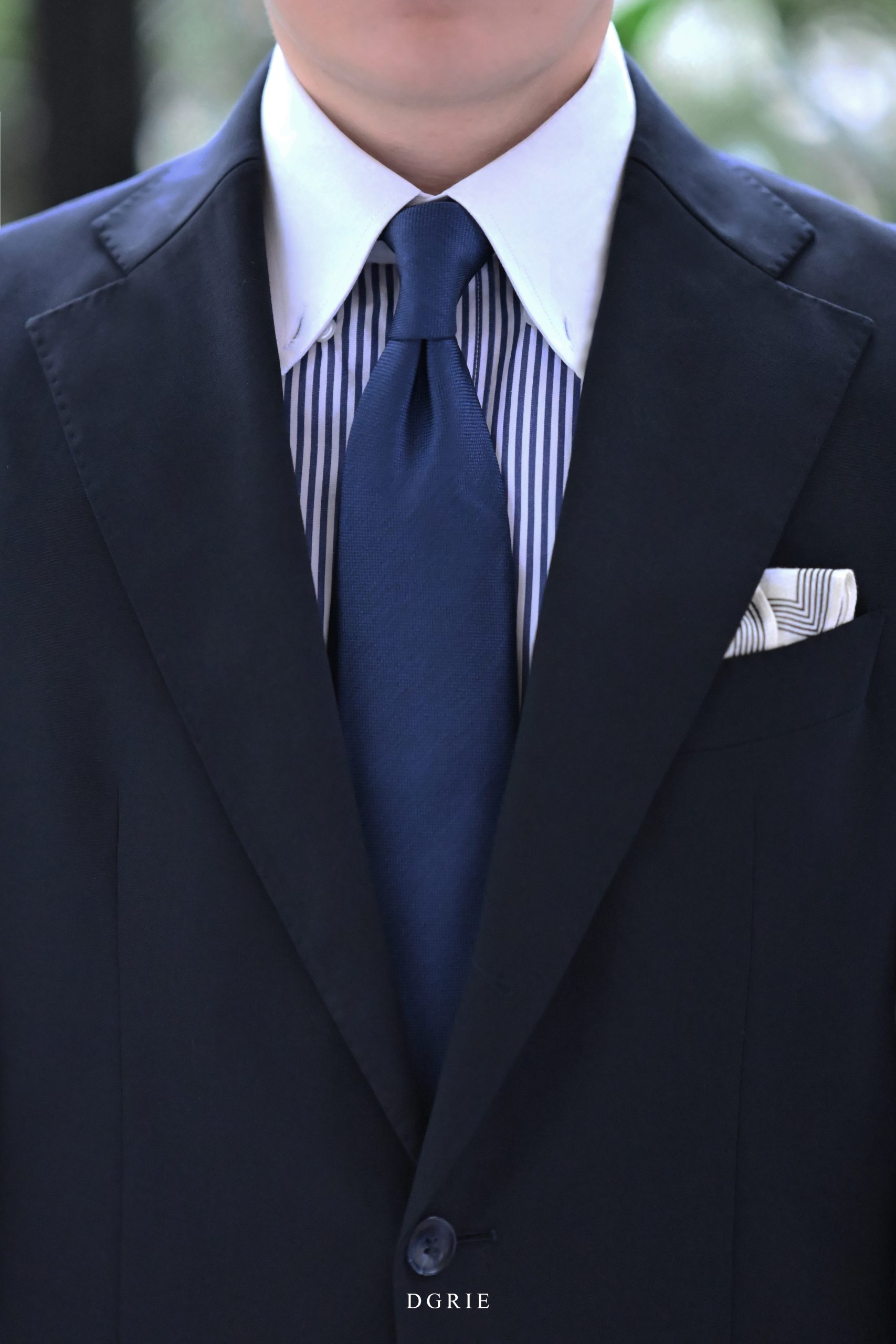 การสวมเสื้อเชิ้ต The Button-Down Collar: Fastened vs. Unfastened 6 การสวมเสื้อเชิ้ต The Button-Down Collar: Fastened vs. Unfastened