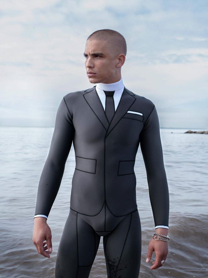 Thom Browne Wetsuit ส่งสไตส์ชุดหนังอันเร่าร้อน ใส่ชุดสูท! ลุยน้ำลุยฝนสบาย 9 thom browne wetsuit dgrie 2