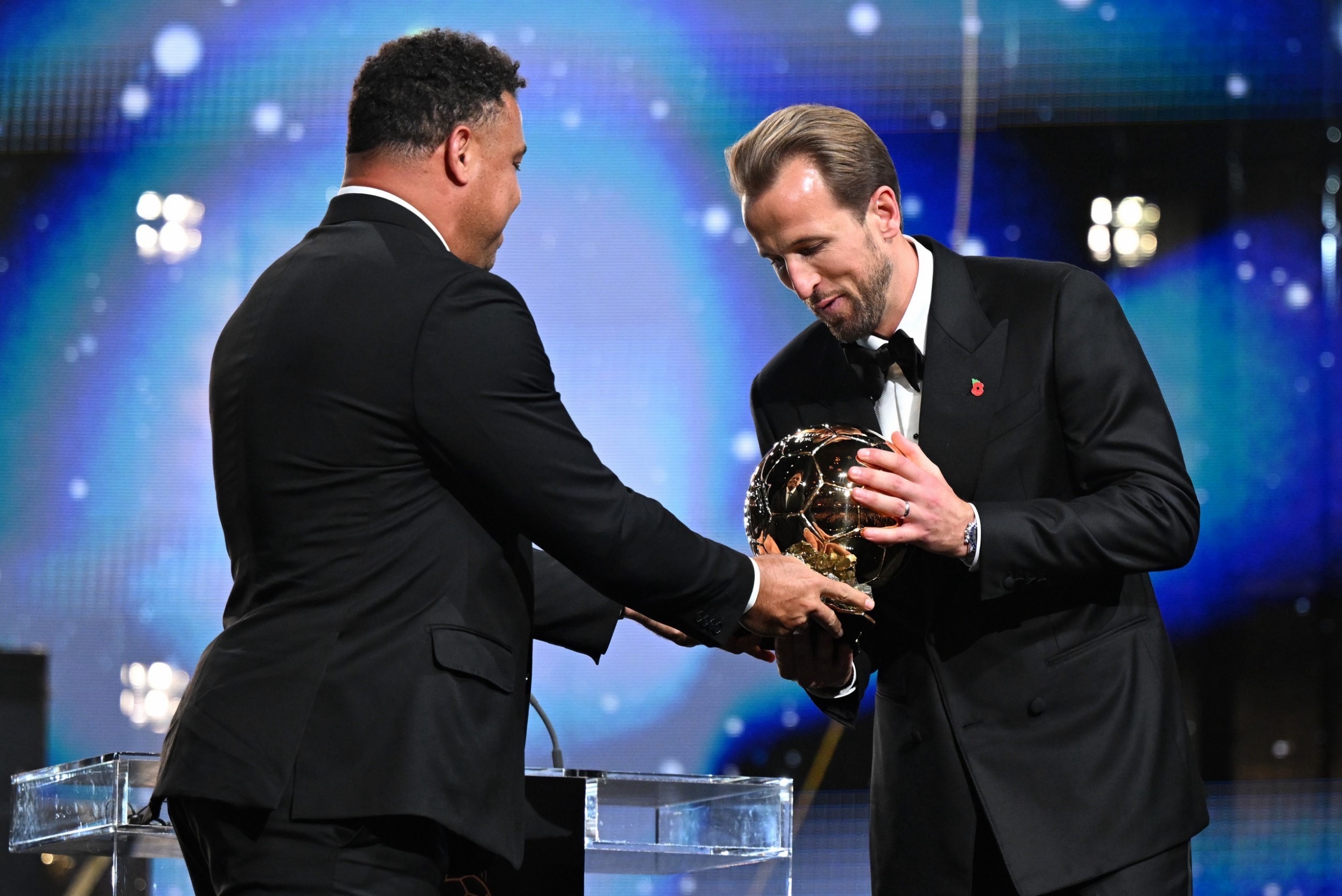 เจาะลุคพรมแดง BALLON D’OR 2026 ของเหล่าซูเปอร์สตาร์ลูกหนัง 4 เจาะลุคพรมแดง BALLON D’OR 2026 ของเหล่าซูเปอร์สตาร์ลูกหนัง