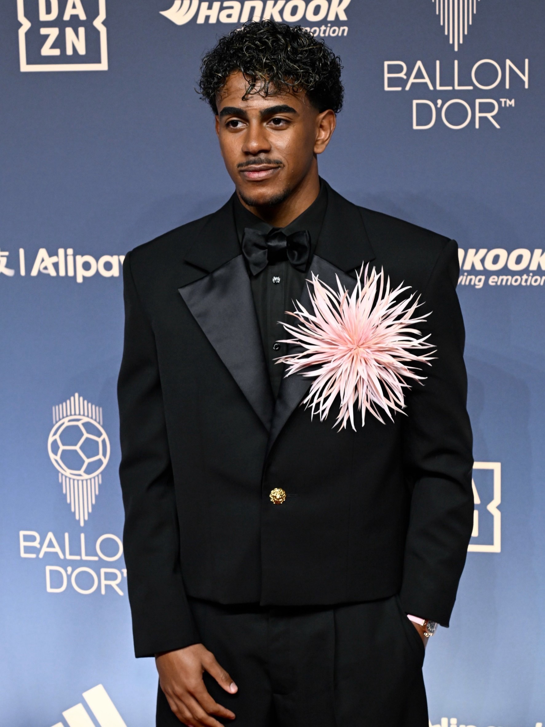เจาะลุคพรมแดง BALLON D’OR 2026 ของเหล่าซูเปอร์สตาร์ลูกหนัง 12 เจาะลุคพรมแดง BALLON D’OR 2026 ของเหล่าซูเปอร์สตาร์ลูกหนัง