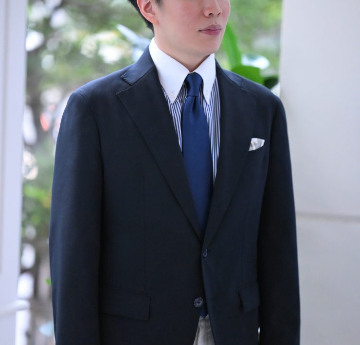 การสวมเสื้อเชิ้ต The Button-Down Collar: Fastened vs. Unfastened
