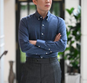 The Navy Knit Button-Down เสื้อเชิ้ตแขนยาว