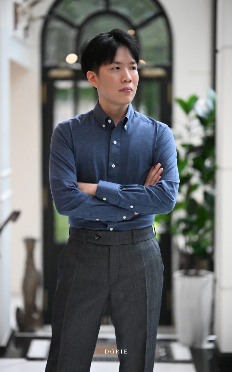 The Navy Knit Button-Down เสื้อเชิ้ตแขนยาว