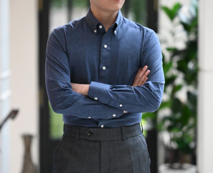 The Navy Knit Button-Down เสื้อเชิ้ตแขนยาว