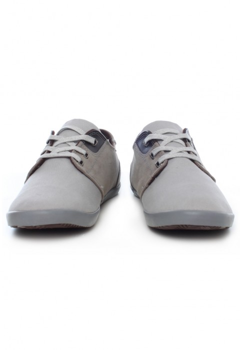 รองเท้าผ้าสีเทาหุ้มหนัง