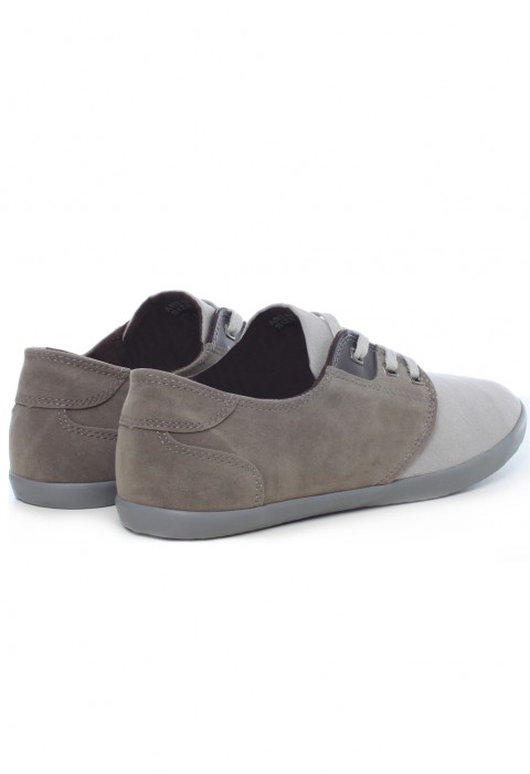 รองเท้าผ้าสีเทาหุ้มหนัง