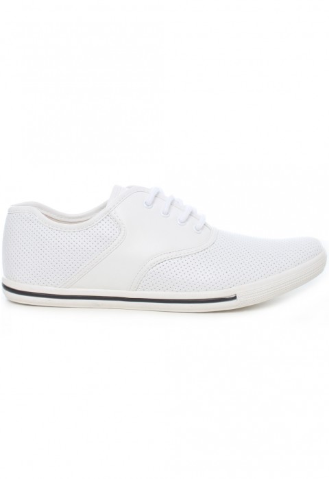 รองเท้าหนังสีขาวสไตล์สปอร์ต